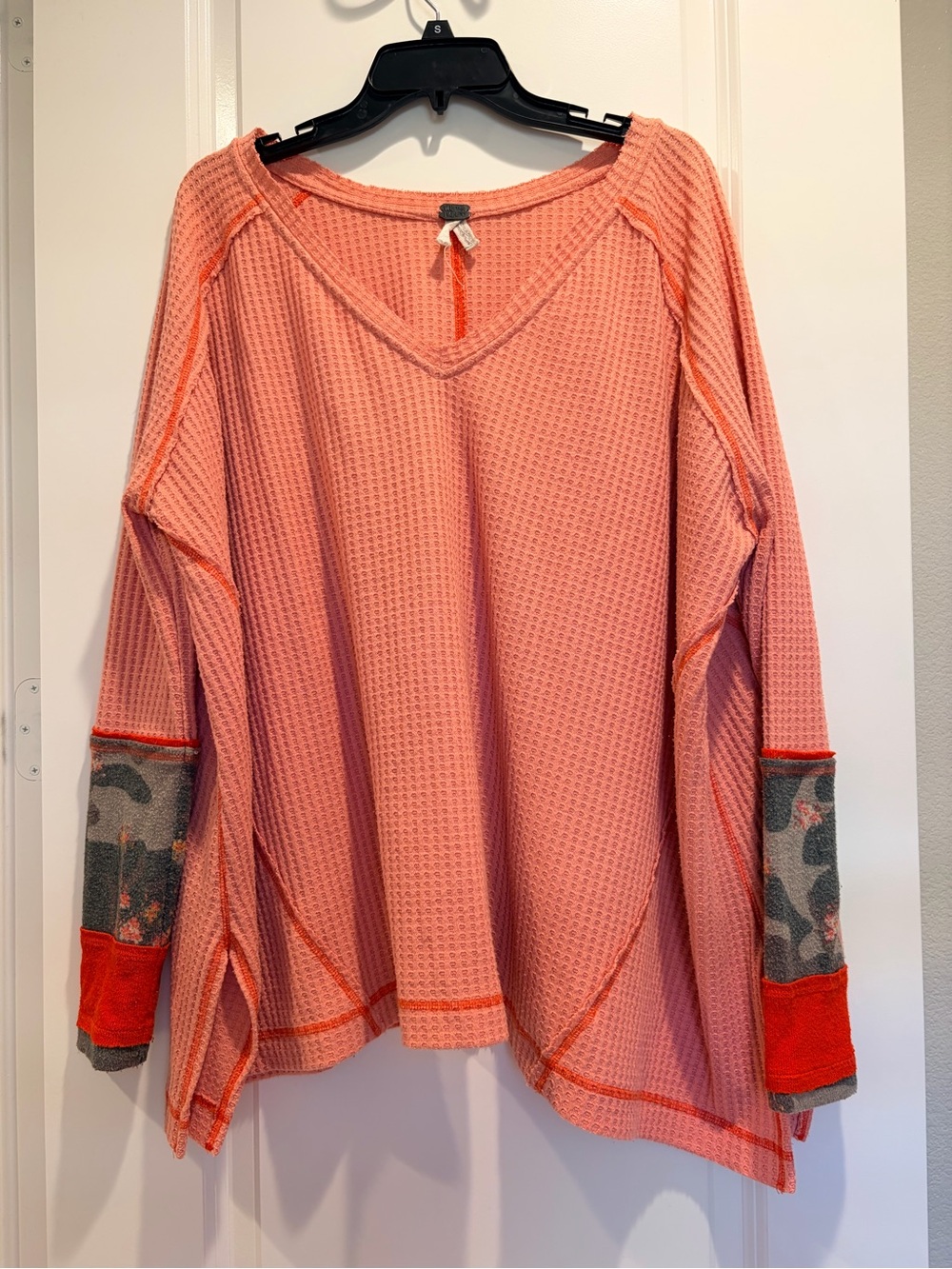 We The Free Coral Pink Waffle V-Neck Top Camouflage & Neon Accent Cuffs Sz M